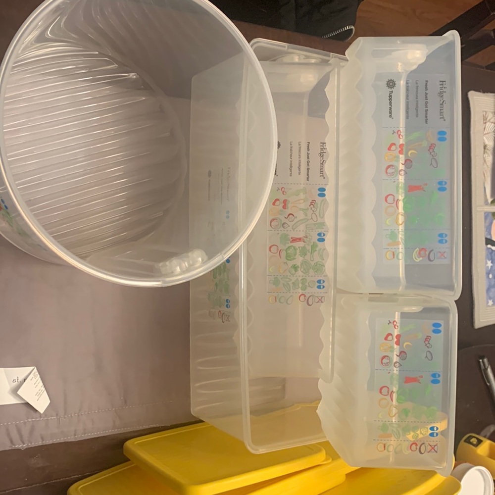 Tupperware fridgesmart containers 5 total with lids.